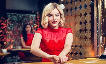 Cầu lông đang bay trên sân với người chơi chuẩn bị đánh, biểu tượng cá cược cầu lông